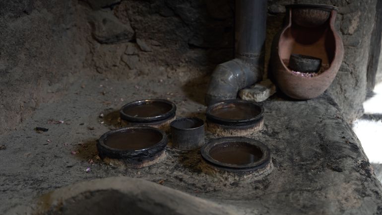 عملية تقليدية تُستخدم منذ قرون لاستخلاص ماء الورد العُماني